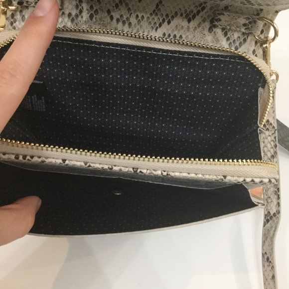 🛑SOLD🛑 Super cute snake skin crossbody! NWT - Picture 4 of 6